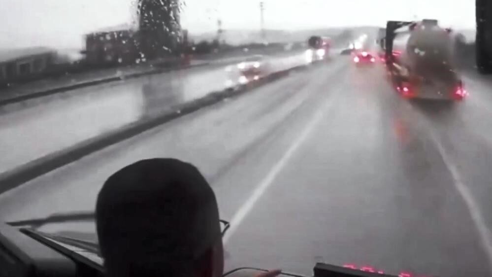 Ani şerit değiştirerek trafiği tehlikeye sokan çekiciye ceza Samsun'da otobüs şoförü, facianın