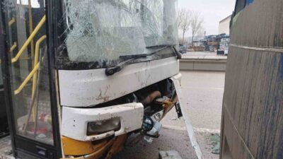 Ankara'da meydana gelen zincirleme trafik kazasında 4 araç birbirine girdi,