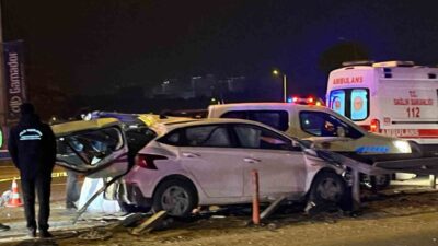 Ankara'nın Etimesgut ilçesinde P.Ü. idaresindeki otomobil, gece saatlerinde kavşakta bariyerlere
