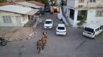 Antalya'da operasyon sonucu çok sayıda silah ve uyuşturucu ele geçirilirken,