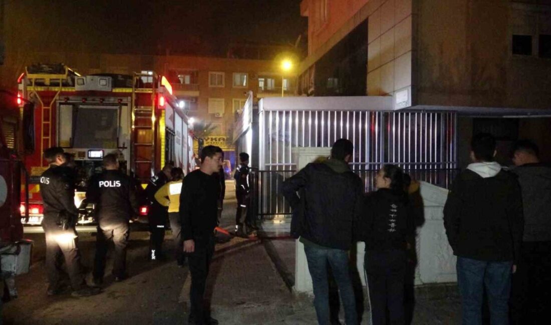 Antalya'da çıkan apartman yangınında itfaiye ekipleri alevlere müdahale ederek yangını