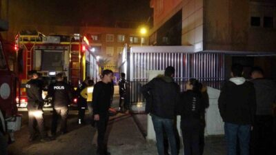 Antalya'da çıkan apartman yangınında itfaiye ekipleri alevlere müdahale ederek yangını