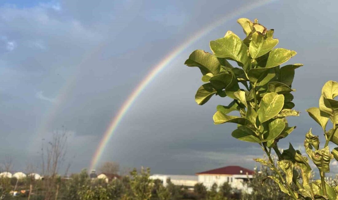 Antalya'da yağan yağmur sonrası Aksu ilçesinde çifte gökkuşağı görüldü. Eşsiz