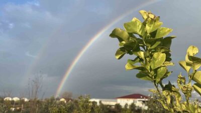 Antalya'da yağan yağmur sonrası Aksu ilçesinde çifte gökkuşağı görüldü. Eşsiz
