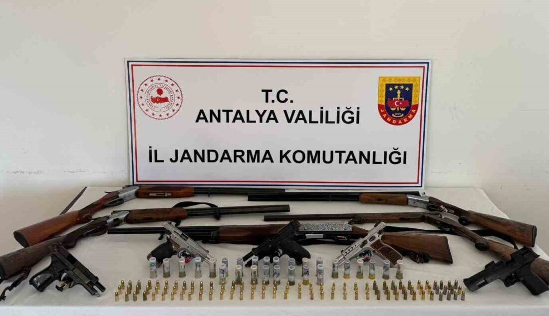 Döşemealtı'nda yapılan operasyonda ruhsatsız silahların bulunmasıyla 5 kişi hakkında soruşturma