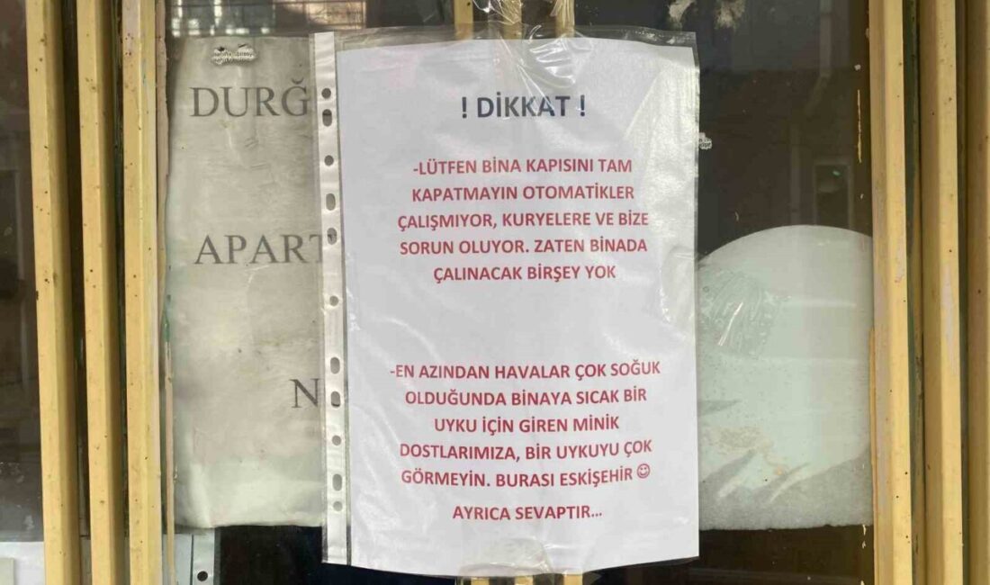 Eskişehir'deki bir apartmanda asılı olan ilginç yazıda, bina sakinlerinden kapının