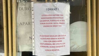 Eskişehir'deki bir apartmanda asılı olan ilginç yazıda, bina sakinlerinden kapının