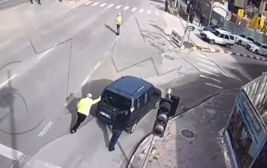 Aracı bozulan sürücüye polis yardım etti Bilecik'te trafik polisinin aracı