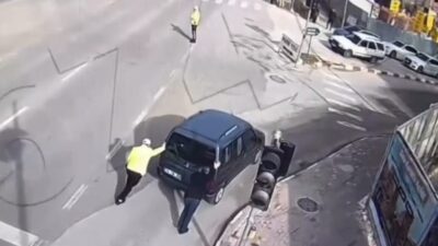 Bilecik'te trafik polisinin aracı iterek yardım etmesi takdirle karşılandı. Polis,