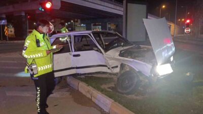 Antalya'da meydana gelen trafik kazasında 2 aracın çarpışması sonucu 3