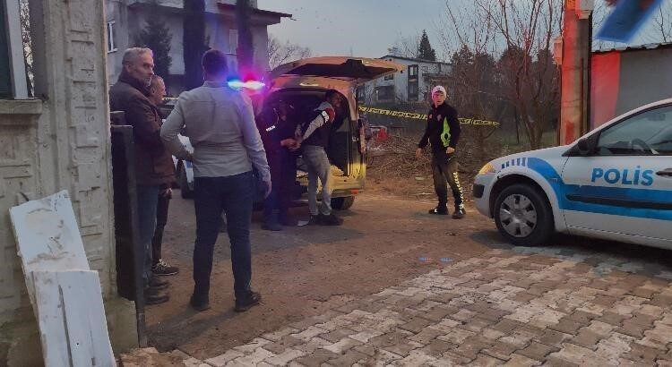 Kocaeli'nin Kartepe ilçesinde çeşitli suçlardan aranan N.S. ve akrabaları, evlerinde