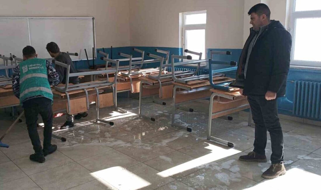 Ardahan'daki hükümlüler, Hanak ilçesindeki bir okulda temizlik ve bakım çalışmaları