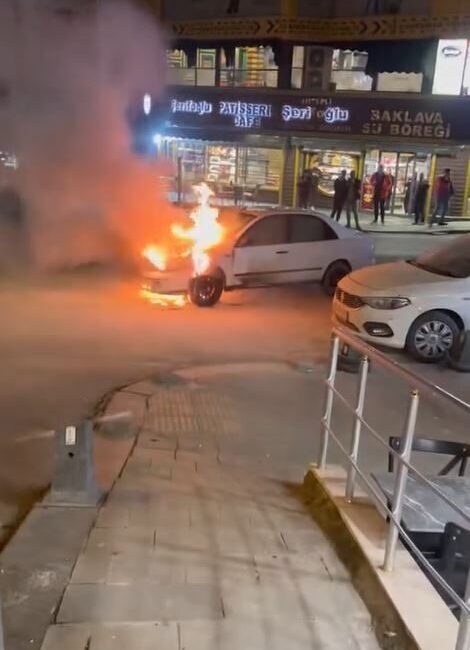 İstanbul Arnavutköy’de seyir halindeki araçta bilinmeyen bir nedenden dolayı motor