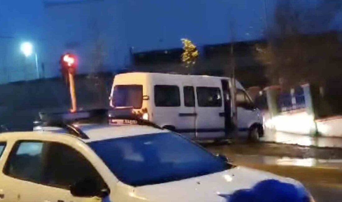 Arnavutköy’de yaşlı adama, servis minibüsü çarptı Arnavutköy'de servis minibüsü 2