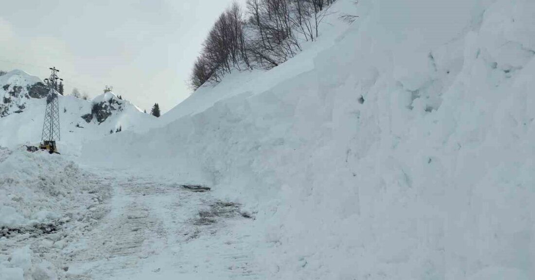 Artvin'in Borçka ilçesinde bulunan Macahel Geçidi, tekrar kapandı. 8 gündür