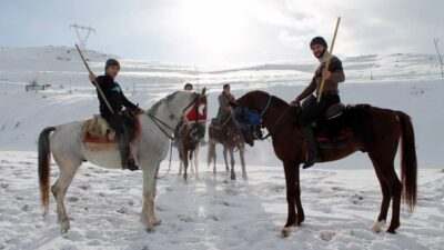 Erzincan ve Bayburt'ta atlı spor kulüpleri tarafından düzenlenen cirit müsabakalarıyla