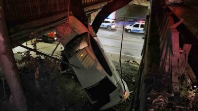 Ataköy'de alkollü sürücü Emre Aşmaz, aracını kontrol edemeyerek ağaca çarptı