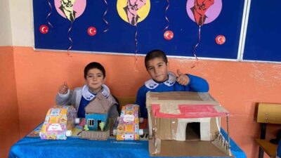 Diyadin İlçesi'nde Altınkilit köyü İlkokulu öğrencileri atık malzemelerle hayallerini gerçekleştiriyor.