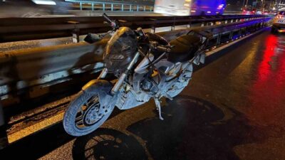 İstanbul Avcılar E-5 Yanyol'unda meydana gelen kazada, motosikletli 2 polis