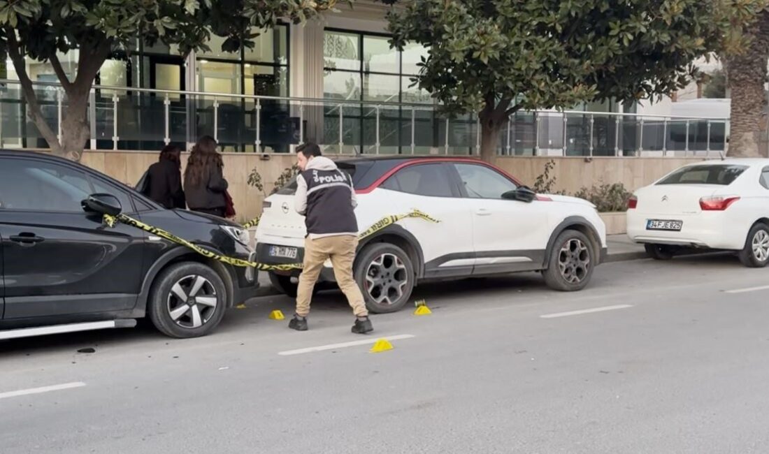 Avcılar'da yeni evlenen çift, nikah sarayından çıkarken silahlı saldırıya uğradı.