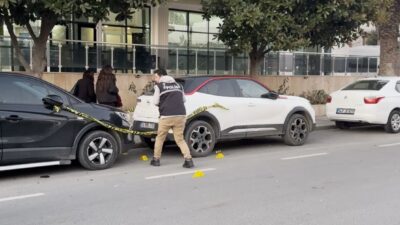 Avcılar'da yeni evlenen çift, nikah sarayından çıkarken silahlı saldırıya uğradı.