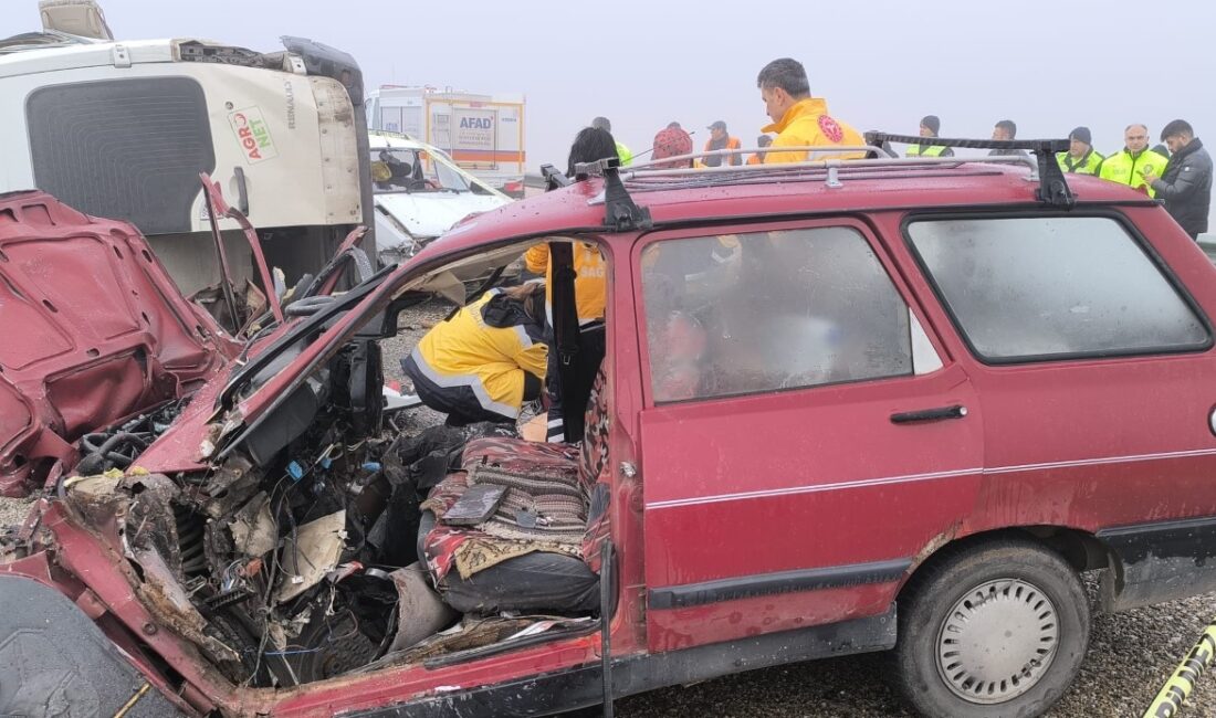 Kırşehir’de yoğun sis nedeniyle biri servis minibüsü olmak üzere 3