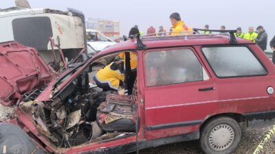 Kırşehir’de yoğun sis nedeniyle biri servis minibüsü olmak üzere 3