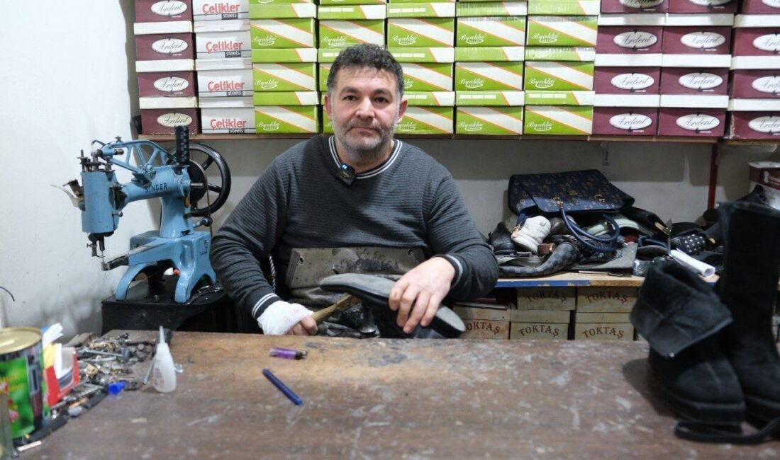 Erzincanlı ayakkabı tamircisi İbrahim Kıraç, 36 yıldır mesleğini sürdürürken yeni
