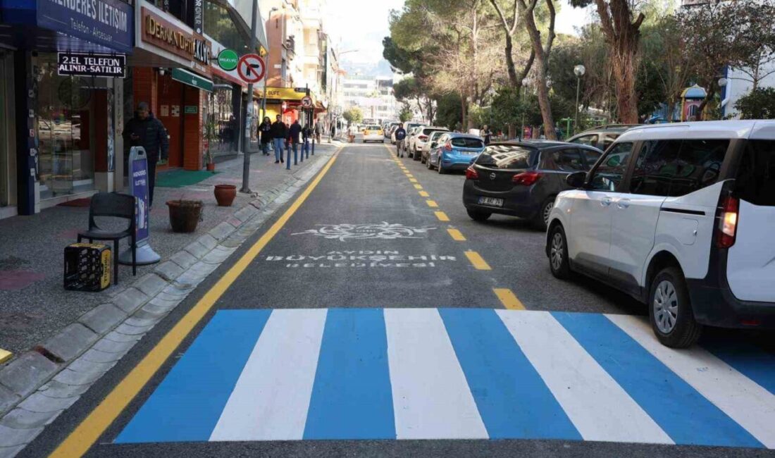 Aydın Büyükşehir Belediyesi, Cumhuriyet Caddesi'ndeki yol yenileme çalışmasını tamamlayarak vatandaşların