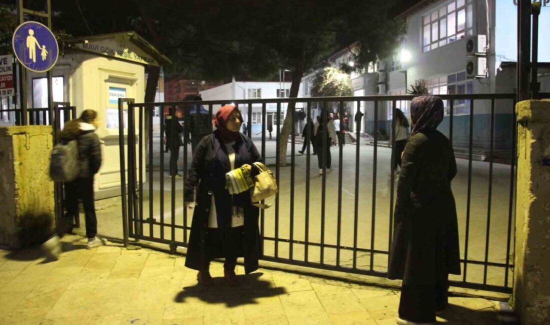Aydın'da tekli eğitim sistemine geçilemeyen Gazipaşa Ortaokulu'nda öğrenciler ve veliler