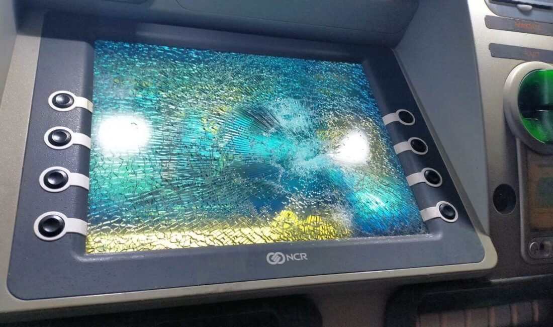 Aydın’da taşlı saldırı: İş yeri ve ATM’ye zarar verdiler Aydın’ın Efeler ilçesinde kimliği