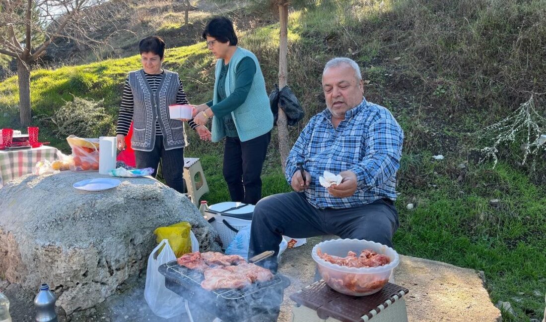 Aydın'da güneşli havayı değerlendiren vatandaşlar, İkizdere Barajı çevresinde piknik yaparak