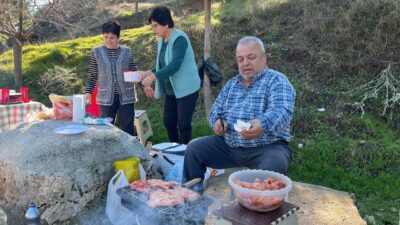 Aydın'da güneşli havayı değerlendiren vatandaşlar, İkizdere Barajı çevresinde piknik yaparak