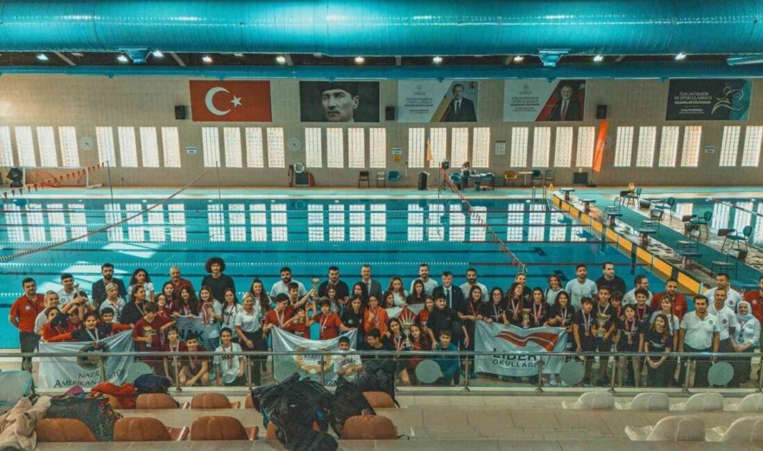 Aydın'da düzenlenen Okullar Arası Yıldız Kız-Erkek Yüzme İl Birinciliği yarışmaları