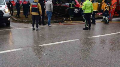 Samsun'da meydana gelen kaza sonucu aydınlatma direğine çarpan araçta bulunan