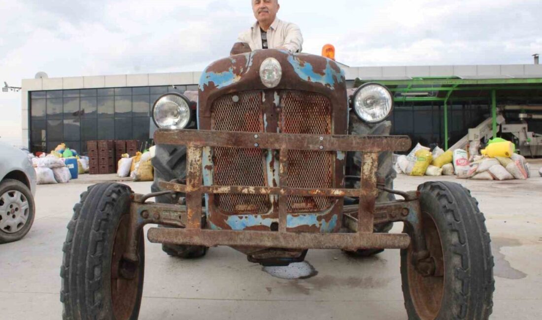 Mehmet Cemal Şengün, dedesinden kendisine miras kalan 1959 model traktörü,