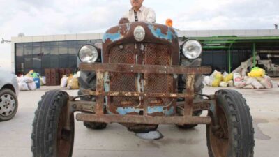 Mehmet Cemal Şengün, dedesinden kendisine miras kalan 1959 model traktörü,