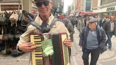 İzmir'de yaşayan yüzde 90 görme engelli Arif Ayşen, akordeon çalarmayı