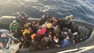 Çanakkale'nin Ayvacık ilçesi açıklarında 40 kaçak göçmen, Sahil Güvenlik ekipleri