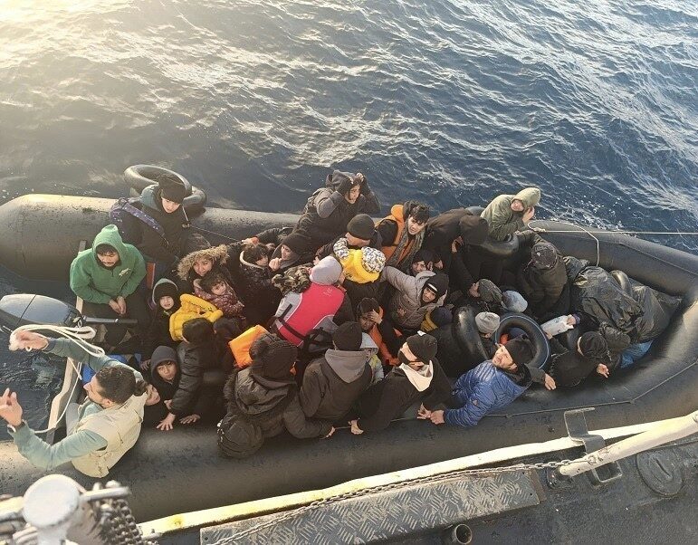Ayvacık açıklarında 40 kaçak göçmen yakalandı Çanakkale'nin Ayvacık ilçesi açıklarında