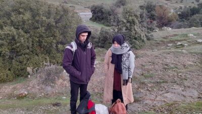 Ayvacık'ta Sahil Güvenlik tarafından yakalanan 2 kaçak göçmen, işlemlerin ardından
