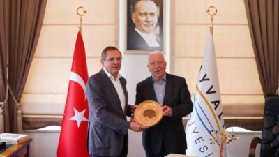 Midilli'de oynanan tarihi futbol maçının ardından vali, iki halk arasındaki