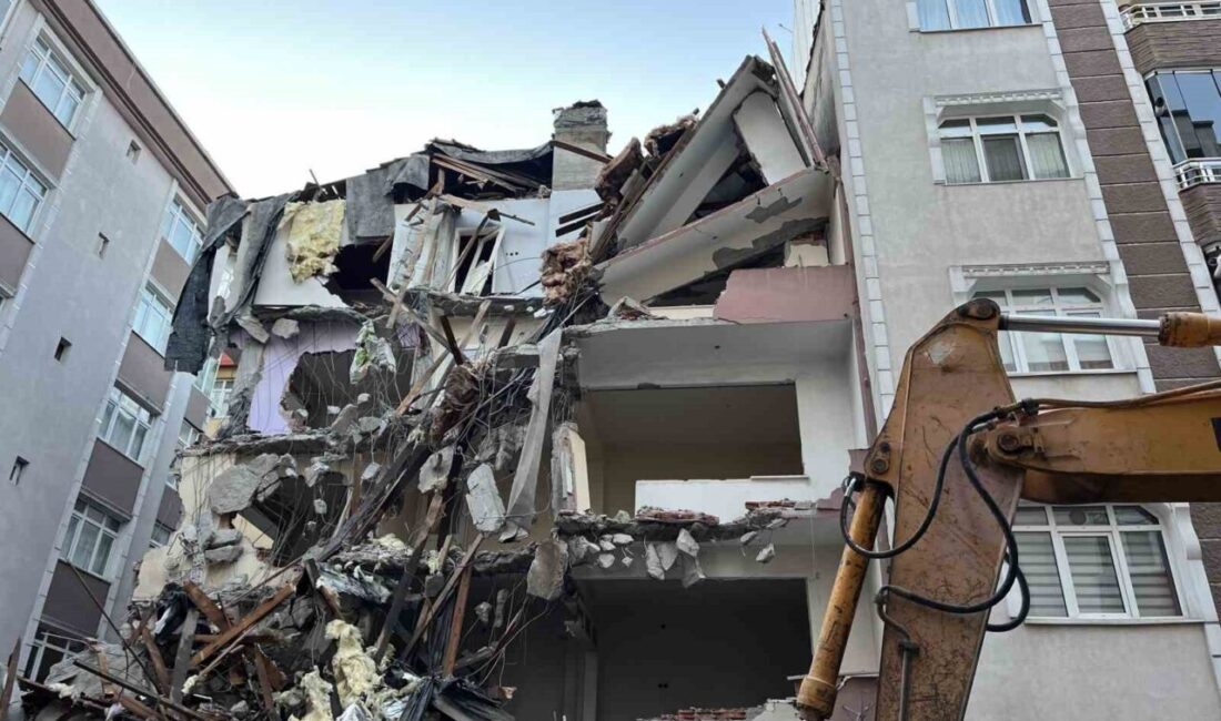 İstanbul Bahçelievler'deki kentsel dönüşüm çalışmaları sırasında bitişiğindeki apartmanın kolonları zarar