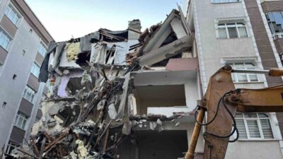 İstanbul Bahçelievler'deki kentsel dönüşüm çalışmaları sırasında bitişiğindeki apartmanın kolonları zarar