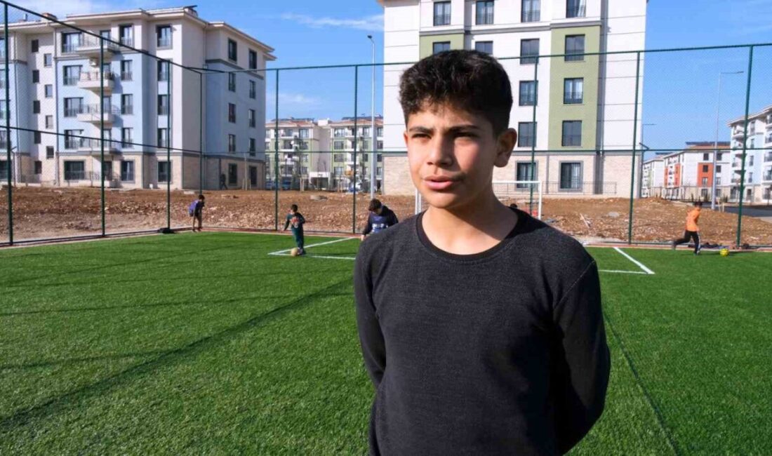 Bakan Kurum, depremzede Hüseyin’e verdiği halı saha sözünü tuttu Çevre, Şehircilik ve İklim