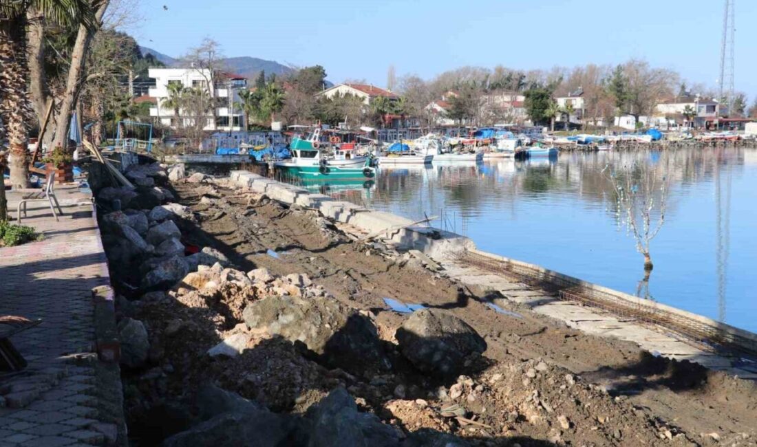 Balıkçı barınağının kaçak yapıları yıkıldı, yenilme çalışması başlatıldı Samsun'un Yakakent ilçesindeki Balıkçı