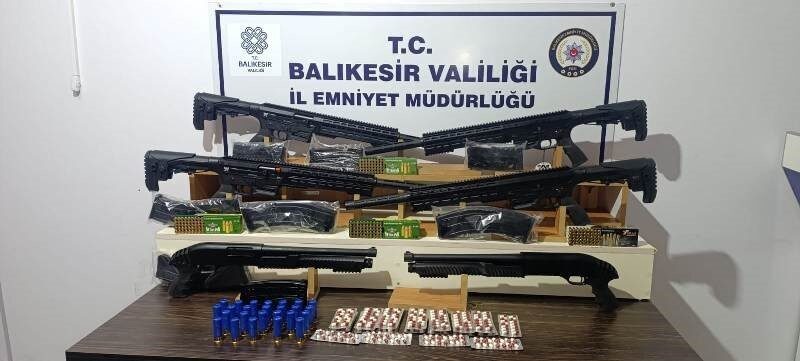 Edremit ilçesinde sokakta bir kadını darbeden S.S.'nin evinde çok sayıda