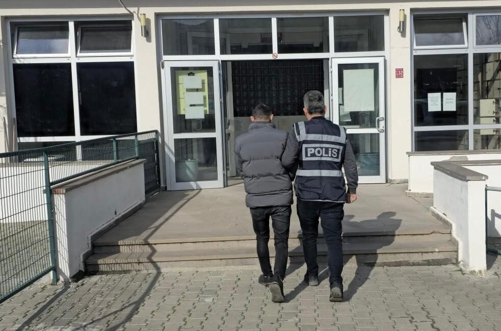 Balıkesir'de yapılan operasyonlarda hapis cezası bulunan 22 aranan şahıs tutuklandı.