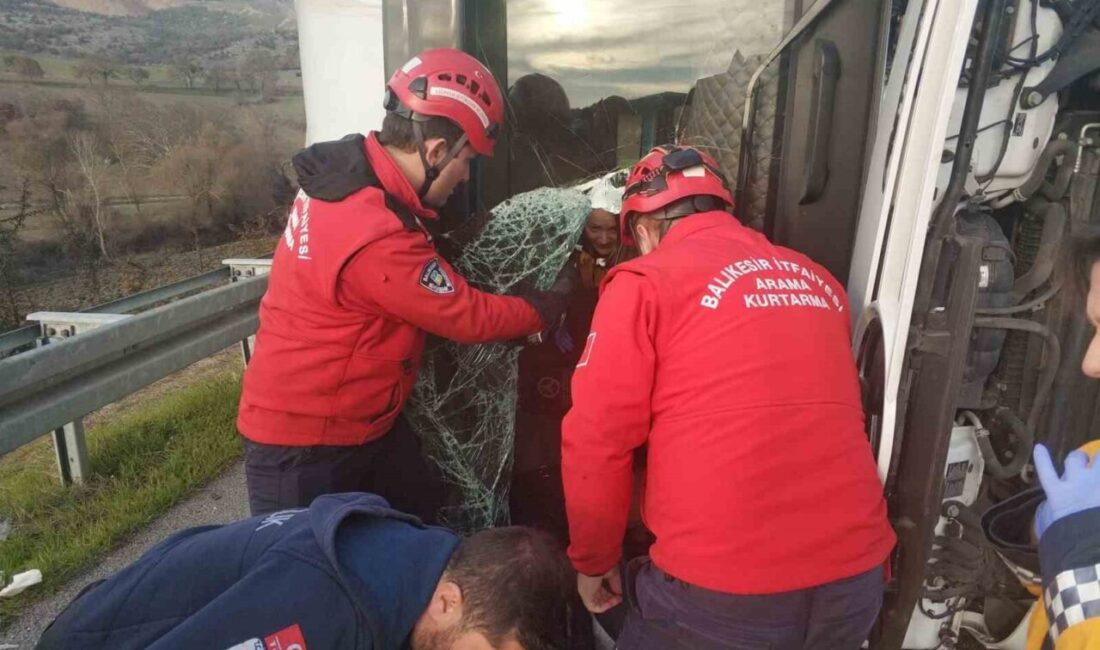 Balıkesir Yeniköy'de tırın bariyere çarpması sonucu meydana gelen trafik kazasında
