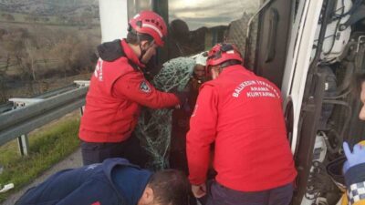 Balıkesir Yeniköy'de tırın bariyere çarpması sonucu meydana gelen trafik kazasında